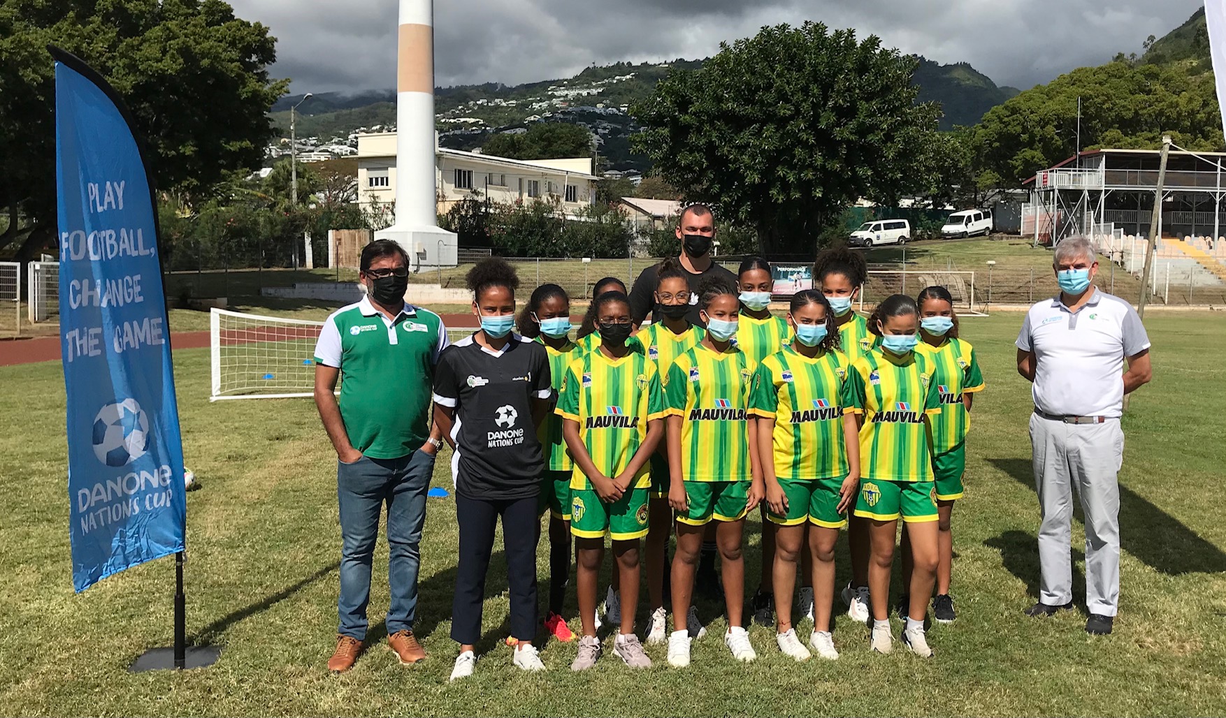 L'équipe féminine du Saint-Denis FC en compagnie des parrains de la Danone Nation Cup, de François Amiot directeur de Danone Réunion et d'Hosman Gangate Directeur Technique de la Ligue