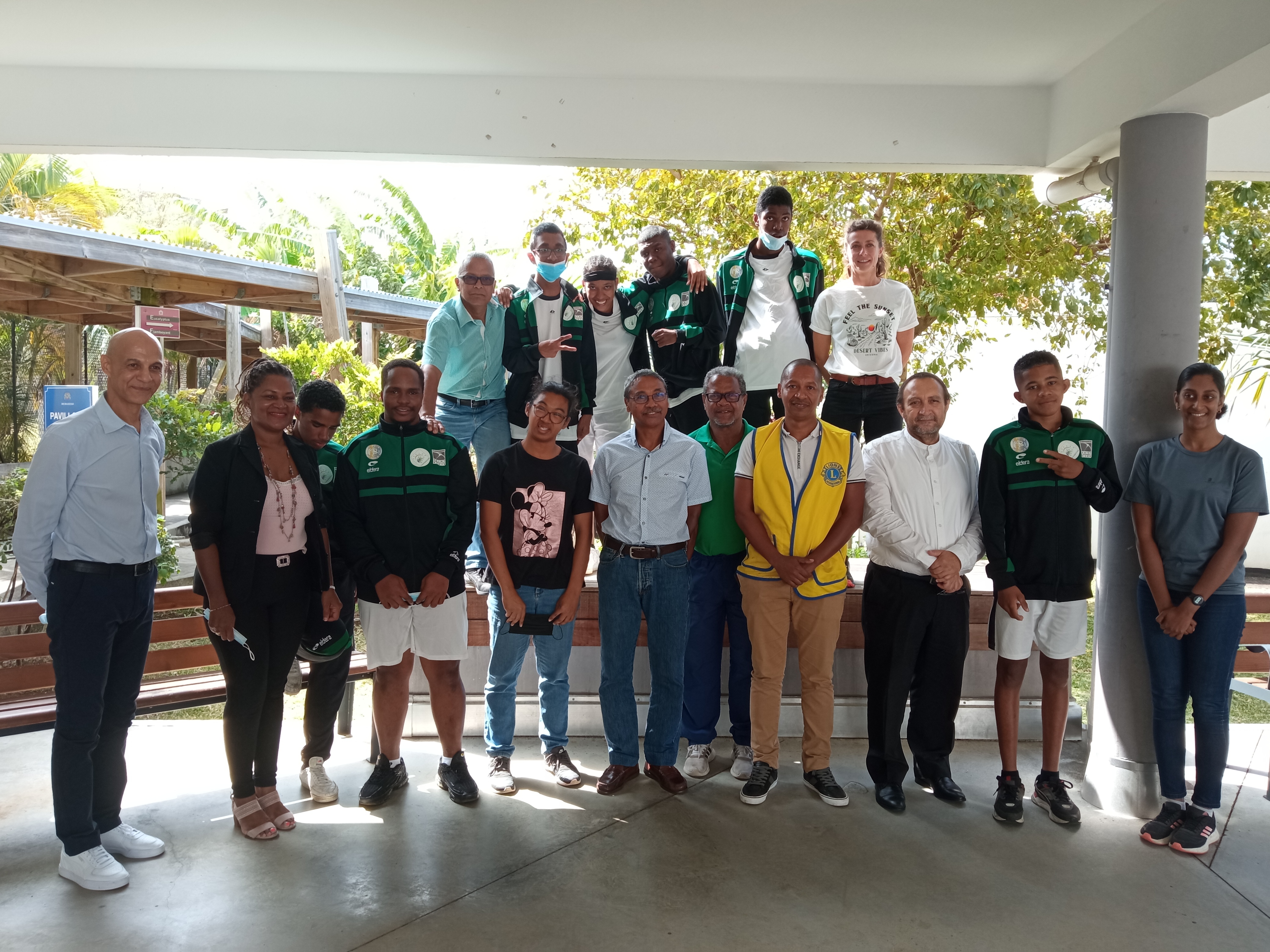 Les sportifs de l'IME avec leurs accompagnateurs et les partenaires du projet Les sportifs de l'IME avec leurs accompagnateurs et les partenaires du projet