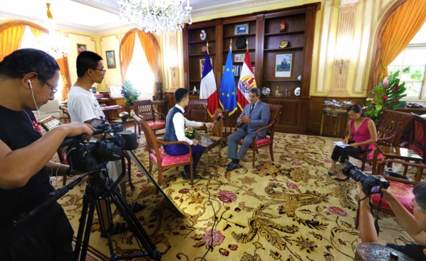 Une équipe de Beijing TV © presidence.pf Une équipe de Beijing TV © presidence.pf