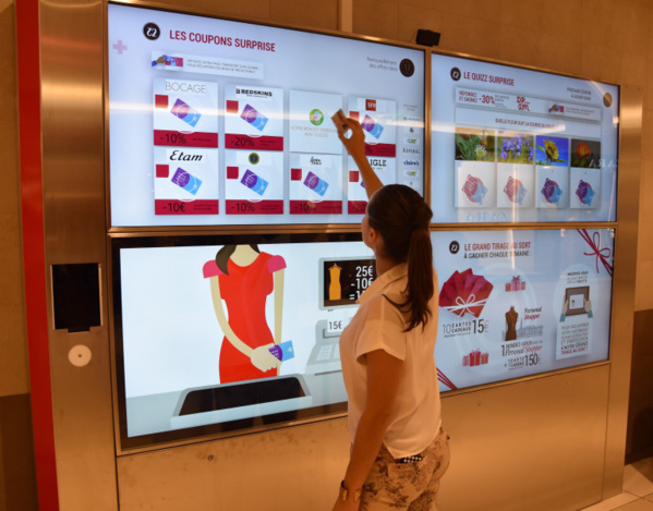 Le «mur des surprises» comprend 4 écrans HD de 55". Le «mur des surprises» comprend 4 écrans HD de 55".