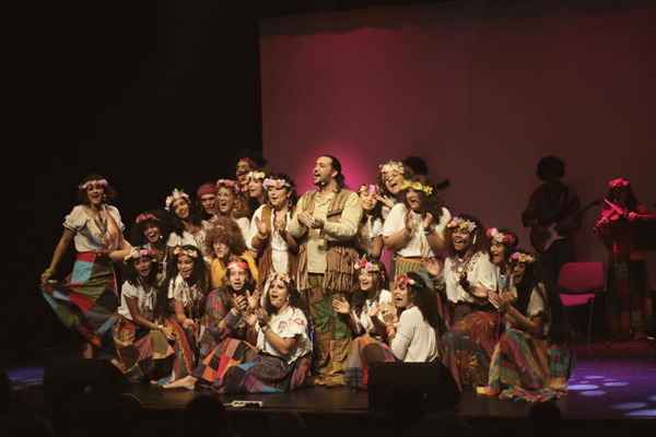 Les années Hippies et les chansons des années 70 à l'honneur dans la comédie musicale "Battement du choeur" Les années Hippies et les chansons des années 70 à l'honneur dans la comédie musicale "Battement du choeur"