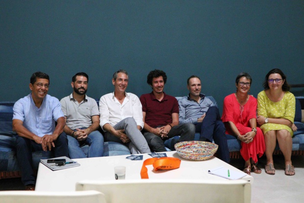 Sur la photo: Eric Magamootoo, Rémy Voluer, Philippe Sidelsky entouré des membres de son mouvement Sur la photo: Eric Magamootoo, Rémy Voluer, Philippe Sidelsky entouré des membres de son mouvement