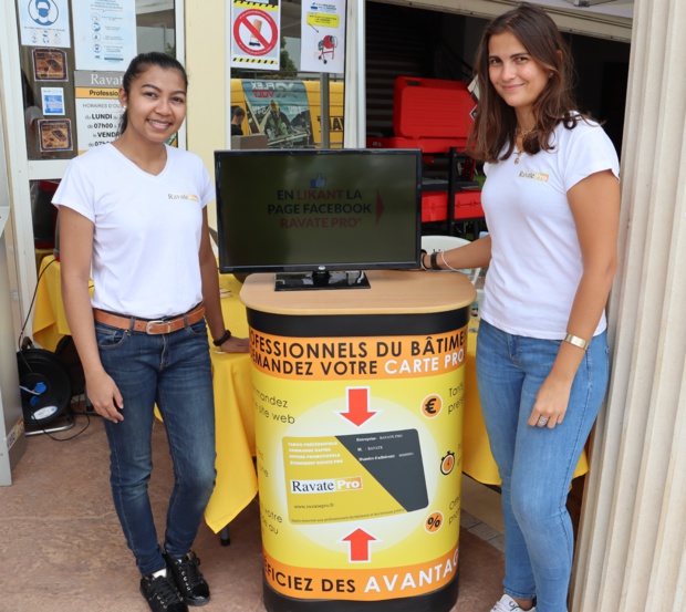 Narindra Meronville et Jade Pongerard faisant la promotion de la carte pro Narindra Meronville et Jade Pongerard faisant la promotion de la carte pro