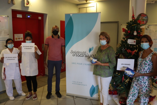 Youssuf Alibhaye, Secrétaire permanent de Solidarité Insaniyat avec Mme Duch, la directrice de l’EHPAD, sa collaboratrice et les soignantes. Youssuf Alibhaye, Secrétaire permanent de Solidarité Insaniyat avec Mme Duch, la directrice de l’EHPAD, sa collaboratrice et les soignantes.
