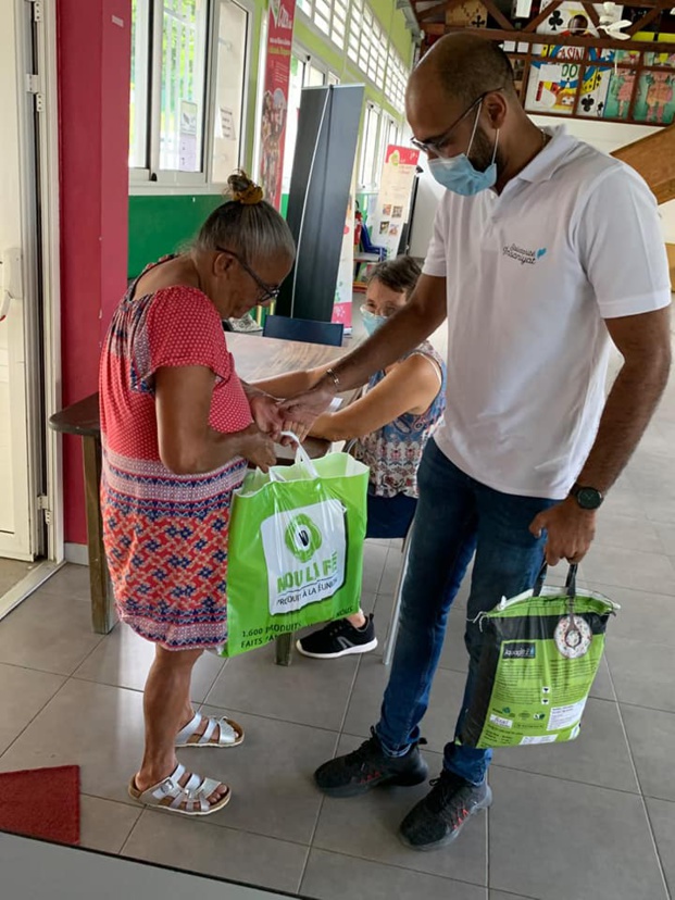 Youssuf Alibhaye, secrétaire permanent d'Insaniyat remettant un colis à une bénéficiaire Youssuf Alibhaye, secrétaire permanent d'Insaniyat remettant un colis à une bénéficiaire