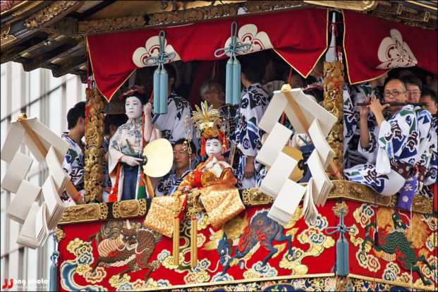 Les relations entre les deux cultures Les relations entre les deux cultures