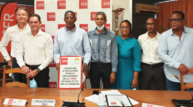 SFR / Mairie du François: signature accord de déploiement de la Fibre optique en commune SFR / Mairie du François: signature accord de déploiement de la Fibre optique en commune