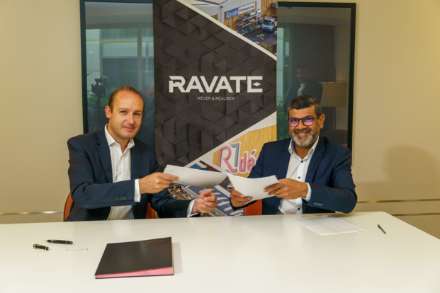 Signature entre Julien Blanchard, président du Directoire et Co-Fondateur Hoffman Green Cement Technologies et le groupe Ravate, représenté par Abdoullah Ravate, PDG de Ravate Professionnel