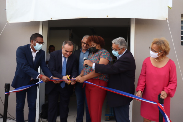 Inauguration de la plateforme Coeur en Partage, Coupure du ruban par les officiels Inauguration de la plateforme Coeur en Partage, Coupure du ruban par les officiels