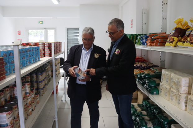 Gilbert Babef, Président de l’association C.L.E.F et Loqman Mooland PDG du groupe Transport Mooland au sein de la plateforme de distribution de colis alimentaires Gilbert Babef, Président de l’association C.L.E.F et Loqman Mooland PDG du groupe Transport Mooland au sein de la plateforme de distribution de colis alimentaires