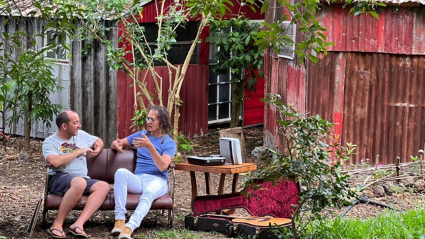 Coup de projecteur sur le patrimoine musical de La Réunion, le Séga et le Maloya, dans "Roulé Matante" avec Arno Bazin, dés le 29 janvier sur Réunion La 1ère Coup de projecteur sur le patrimoine musical de La Réunion, le Séga et le Maloya, dans "Roulé Matante" avec Arno Bazin, dés le 29 janvier sur Réunion La 1ère