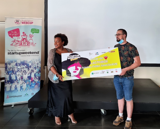 Adeline Itema - Prix coup de coeur Startup weekend women reunion 2022,remis par Thomas Carrere Agence du Simple au double
