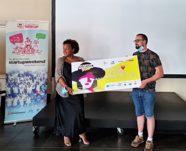 Adeline Itema - Prix coup de coeur Startup weekend women reunion 2022,remis par Thomas Carrere Agence du Simple au double Adeline Itema - Prix coup de coeur Startup weekend women reunion 2022,remis par Thomas Carrere Agence du Simple au double
