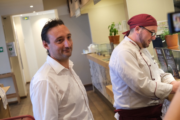 Jeunes en immersion avec le personnel du restaurant Jeunes en immersion avec le personnel du restaurant