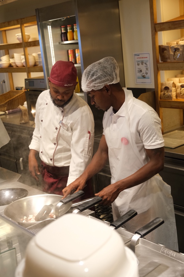 Jeunes en immersion avec le personnel du restaurant Jeunes en immersion avec le personnel du restaurant
