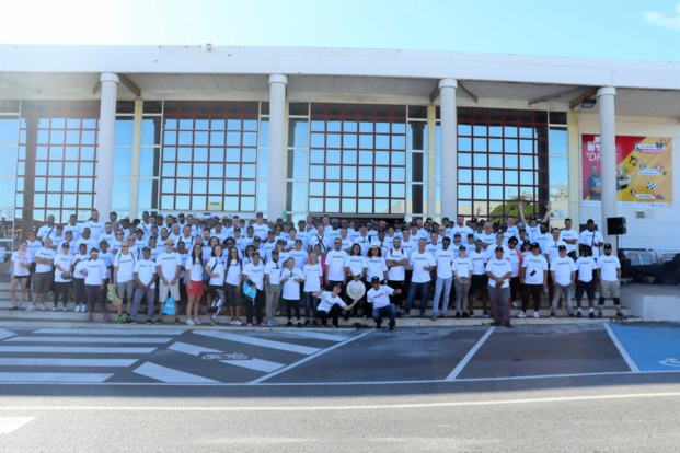 Les collaboratrices et collaborateurs du Pôle Professionnel du groupe Ravate mobilisés pour la matinée de ramassage au Port Les collaboratrices et collaborateurs du Pôle Professionnel du groupe Ravate mobilisés pour la matinée de ramassage au Port