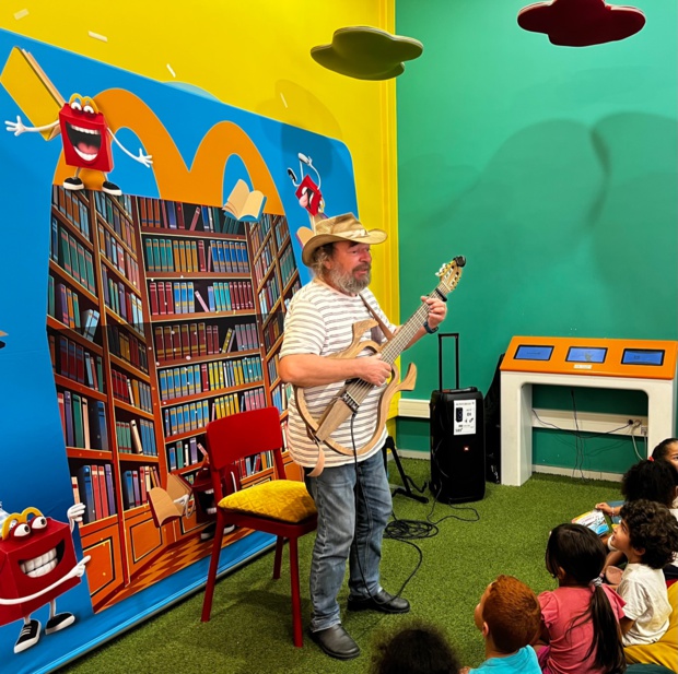 La Réunion : Le chansonnier Hubert Hess enchante les ateliers lecture La Réunion : Le chansonnier Hubert Hess enchante les ateliers lecture
