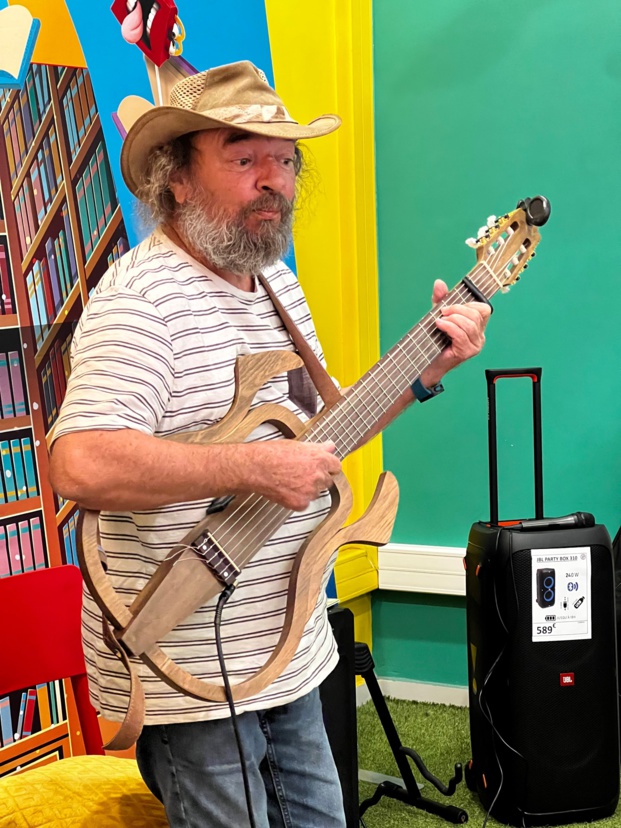 La Réunion : Le chansonnier Hubert Hess enchante les ateliers lecture La Réunion : Le chansonnier Hubert Hess enchante les ateliers lecture