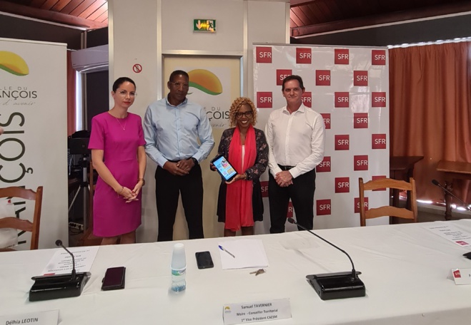 SFR Caraïbe parrain de « LÉKOL ANGEL », offre 25 tablettes aux écoles du François SFR Caraïbe parrain de « LÉKOL ANGEL », offre 25 tablettes aux écoles du François