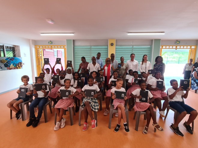 SFR Caraïbe parrain de « LÉKOL ANGEL », offre 25 tablettes aux écoles du François SFR Caraïbe parrain de « LÉKOL ANGEL », offre 25 tablettes aux écoles du François