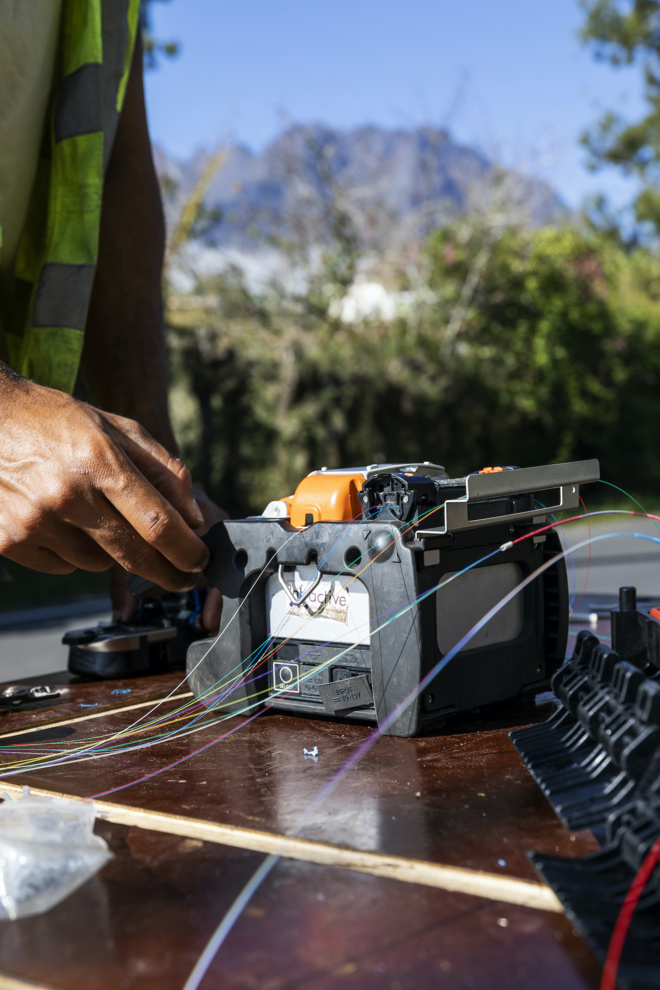 REUNION THD SALAZIE-Soudeuse de fibres optiques © Gwael Desbont REUNION THD SALAZIE-Soudeuse de fibres optiques © Gwael Desbont
