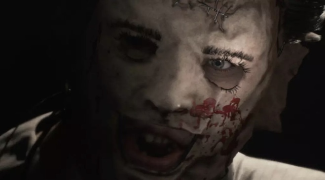 Nous voyons en gros plan les yeux de Leatherface et son masque fait de victimes. Nous voyons en gros plan les yeux de Leatherface et son masque fait de victimes.