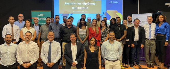 Les diplômés, leur tuteur, les équipes de l'IAE et de GBH. Les diplômés, leur tuteur, les équipes de l'IAE et de GBH.