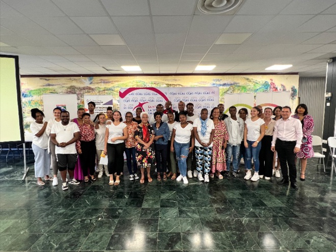 Les jeunes dionysiens aux services des personnes âgées :
le CCAS fait le bilan du premier service civique Les jeunes dionysiens aux services des personnes âgées :
le CCAS fait le bilan du premier service civique