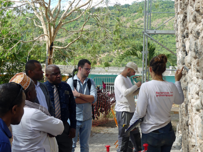 Visite du site en cours de fouille © Inrap Visite du site en cours de fouille © Inrap