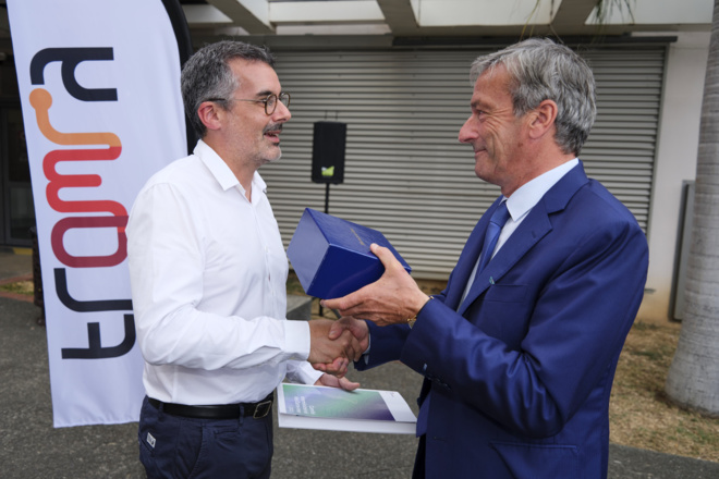 De gauche à droite _M. Philippe VIGIER, Ministre délégué chargé des Outre-Mer et Julien TENENBAUM Président Fondateur de FLOWLY De gauche à droite _M. Philippe VIGIER, Ministre délégué chargé des Outre-Mer et Julien TENENBAUM Président Fondateur de FLOWLY