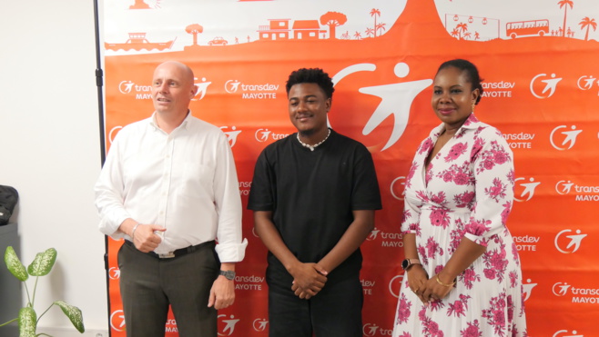 De gauche à droite Frederic DELOUYE, NAID et Moizari AHMED ABDOU De gauche à droite Frederic DELOUYE, NAID et Moizari AHMED ABDOU