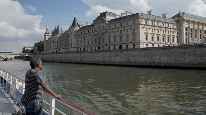 Loïc Lery devant le Palais de Justice © Zycopolis Productions Loïc Lery devant le Palais de Justice © Zycopolis Productions