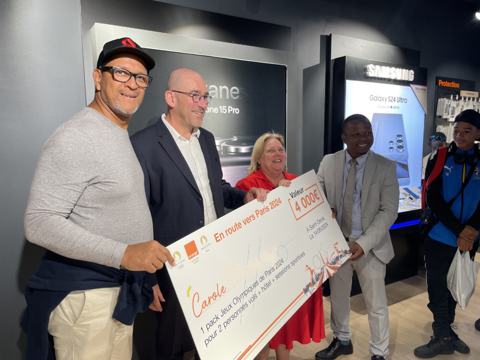 remise du prix voyage à Paris à Carole remise du prix voyage à Paris à Carole