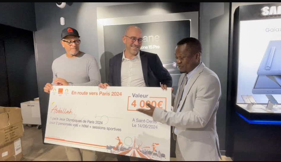 Remise du voyage au gagnant mahorais représenté par Zaïdou Tavanday, de l'école de l'excellence sportive de Mamoudzou Remise du voyage au gagnant mahorais représenté par Zaïdou Tavanday, de l'école de l'excellence sportive de Mamoudzou