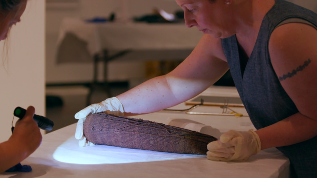 Julie Adams avec le To'o de Cambridge © Archipel Production Julie Adams avec le To'o de Cambridge © Archipel Production