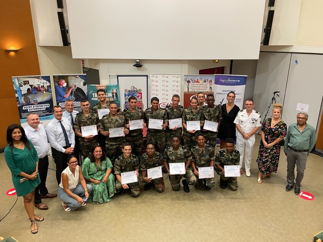 Une étape décisive pour 13 jeunes Réunionnais qui signent leur contrats en alternance Une étape décisive pour 13 jeunes Réunionnais qui signent leur contrats en alternance