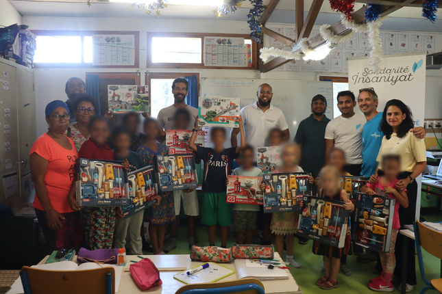 Photos des donateurs (Insaniyat-CCAS St-Paul et le VEMD) avec les enfants Photos des donateurs (Insaniyat-CCAS St-Paul et le VEMD) avec les enfants
