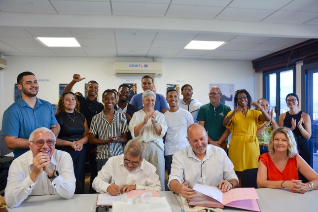 Signature de la convention de partenariat entre Le CFA d'entreprise du Groupe Ravate, FORMARAV et L'AFTRAL Réunion Signature de la convention de partenariat entre Le CFA d'entreprise du Groupe Ravate, FORMARAV et L'AFTRAL Réunion