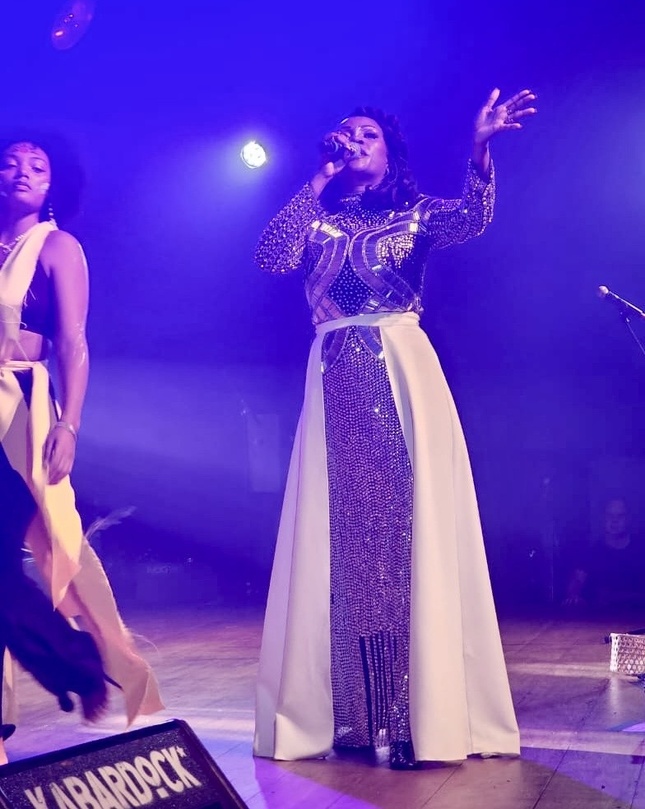 La chanteuse Zily enflamme le Kabardock : une soirée magique à La Réunion entre espoir, unité et renaissance La chanteuse Zily enflamme le Kabardock : une soirée magique à La Réunion entre espoir, unité et renaissance