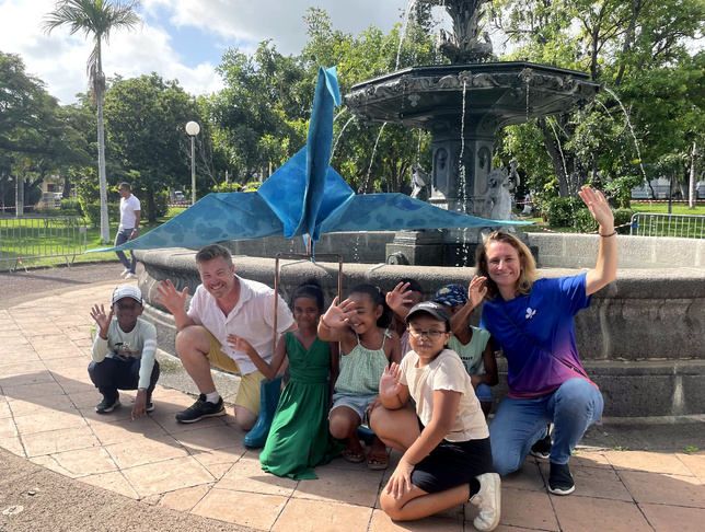 L'origami géant réalisé par l'artiste Victor Abel avec de jeunes Saint-Pierrois L'origami géant réalisé par l'artiste Victor Abel avec de jeunes Saint-Pierrois