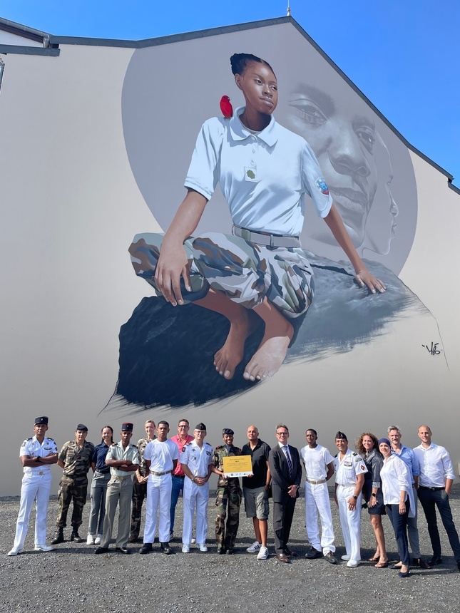 Chrisna Hantamalala tient la plaque de la fresque qu’elle a inspirée Chrisna Hantamalala tient la plaque de la fresque qu’elle a inspirée