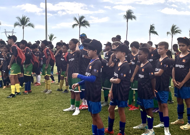 200 joueurs de toute l'île participaient en équipes mixtes 200 joueurs de toute l'île participaient en équipes mixtes