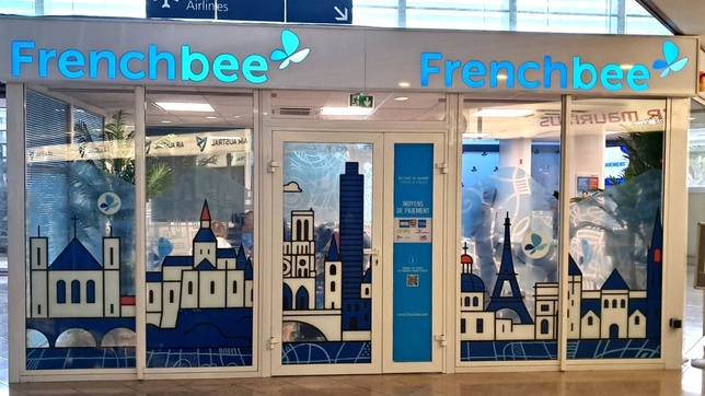 Vitrine aéroport Roland Garros par l'artiste Riani