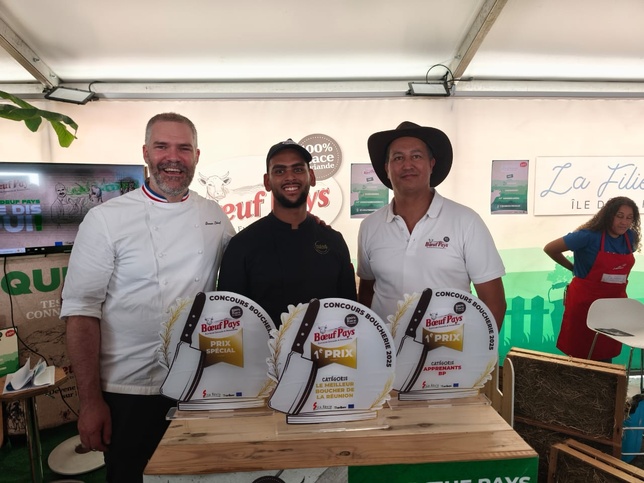 Romain Leboeuf MOF et Pdt du jury, Thomas Auguste meilleur boucher de la Réunion 2025 et 1er prix Burger Boeuf Pays, Olivier Robert Pdt Sicarevia et ARIBEV