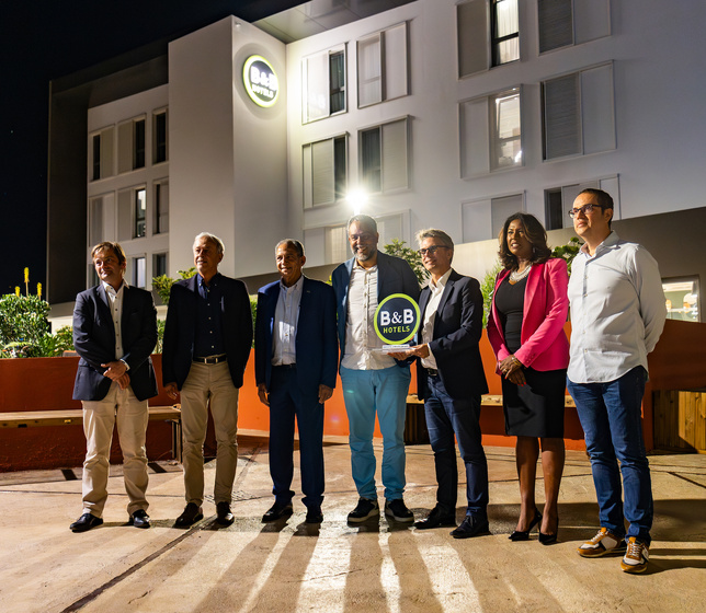 Photo des acteurs de B&B HOTEL La Réunion Aéroport aux côtés des représentants de l’aéroport et des institutions, immortalisant l’inauguration du premier hôtel de la zone aéroportuaire.