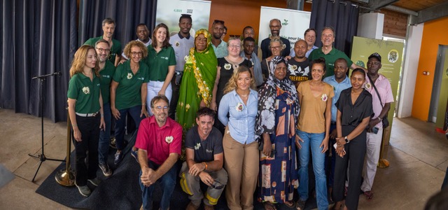 Les équipes de Super Novaé, de GBH autour des agriculteurs qui ont bénéficiés de ce partenariat et qui procèdent à la reconstruction de leur exploitation