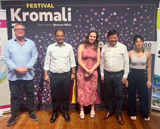 Sur la photo : Jonhy Malarme directeur adjoint de la DAC Réunion, Emmanuel Séraphin, Maire de Saint-Paul et président TO, Laetitia LEBRETON, Conseillère Régionale, Pascal Thiaw Kine : président de l’association Réunion Métis et du comité des mécènes, Leslie Ranzoni, Directrice artistique du festival