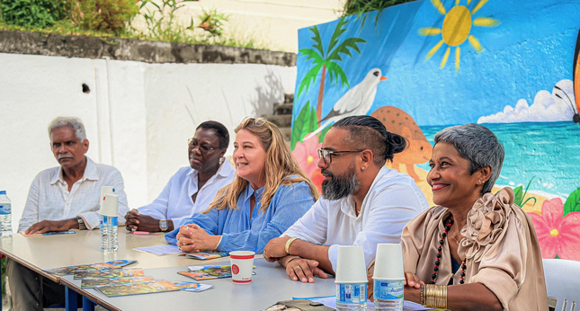 Sur la photo : Maximin Astourne, Délégué aux Affaires Scolaires et Education Globale et Inclusion à Sainte-Suzanne, Astou Bailliet, IEN Ste Suzanne, Karine Darlay, IA-DAASEN 1er degré-collèges, Alexandre Laï-Kane-Cheong, Maire de Sainte-Suzanne, Ericka Bareigts, Présidente de l’ARB Réunion.