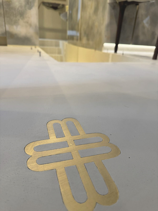 Application du béton obtenu avec le liant à carbone négatif Paebbl, dans la boutique de luxe Barrois, rue du Faubourg Saint-Honoré à Paris Application du béton obtenu avec le liant à carbone négatif Paebbl, dans la boutique de luxe Barrois, rue du Faubourg Saint-Honoré à Paris