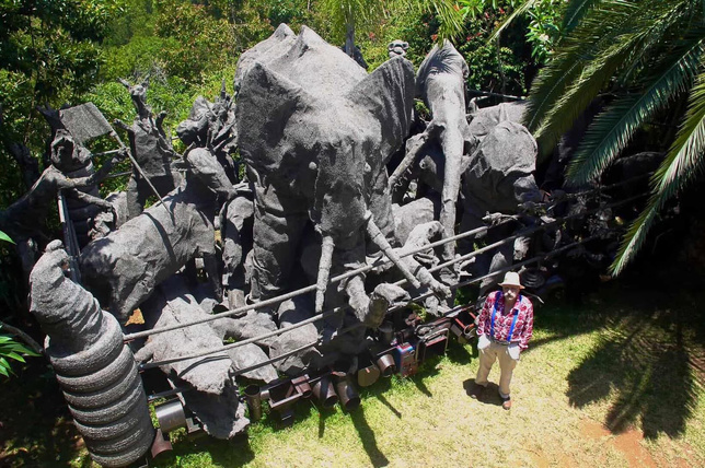 Vincent Mengin-Lecreulx devant sa sculpture "Les Naufragés du Radeau-Ring"